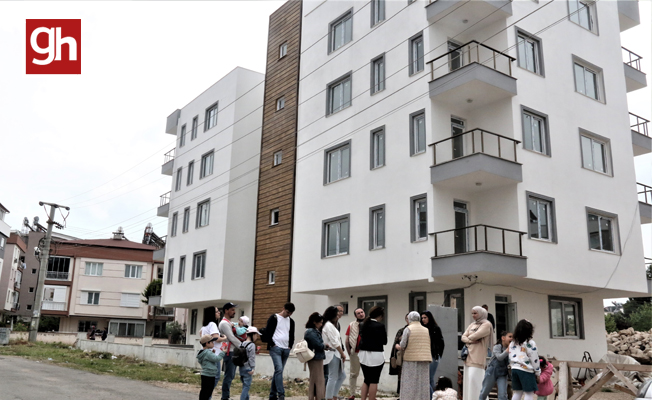 “2 ayda teslim edilecek” sözü ile adlıkları evlerini sadece dışarıdan izleyebiliyorlar “2 ayda teslim edilecek” sözü ile adlıkları evlerini sadece dışarıdan izleyebiliyorlar