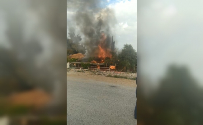 Antalya'da müstakil ev alevlere teslim oldu Antalya'da müstakil ev alevlere teslim oldu