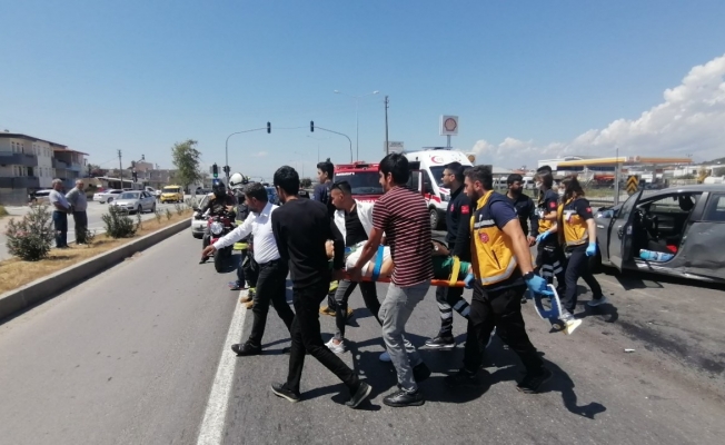 Antalya'da yaya geçidinde bekleyen otomobile arkadan gelen kamyon çarptı Antalya'da yaya geçidinde bekleyen otomobile arkadan gelen kamyon çarptı