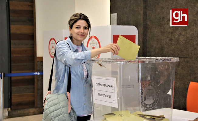 Antalya’da tatilciler oy vermek için havalimanına koştu
