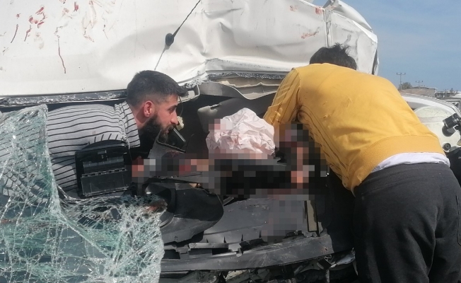 Kamyona arkadan çarpıp sıkışan sürücü için can pazarı Kamyona arkadan çarpıp sıkışan sürücü için can pazarı
