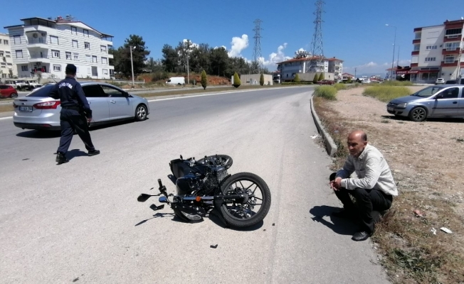 Karşı şeride geçen otomobilin çarptığı motosiklette ölümden döndüler: 2 yaralı Karşı şeride geçen otomobilin çarptığı motosiklette ölümden döndüler: 2 yaralı
