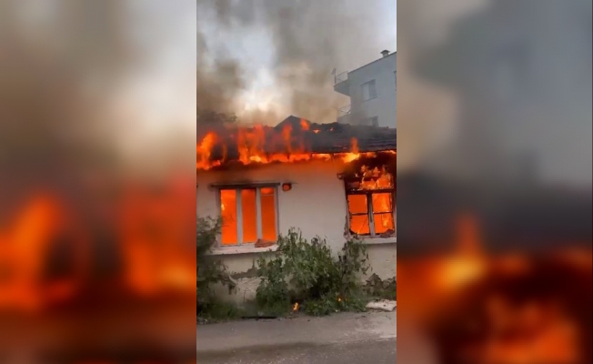 Kullanılmayan müstakil ev, alev alev yandı Kullanılmayan müstakil ev, alev alev yandı