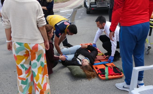 Otomobilin çarptığı motosiklet sürücüsü genç kız hastanelik oldu Otomobilin çarptığı motosiklet sürücüsü genç kız hastanelik oldu