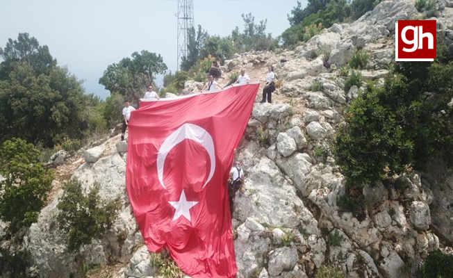 Antalya'da 100 metrelik uçurumda Türk bayrağı astılar Antalya'da 100 metrelik uçurumda Türk bayrağı astılar