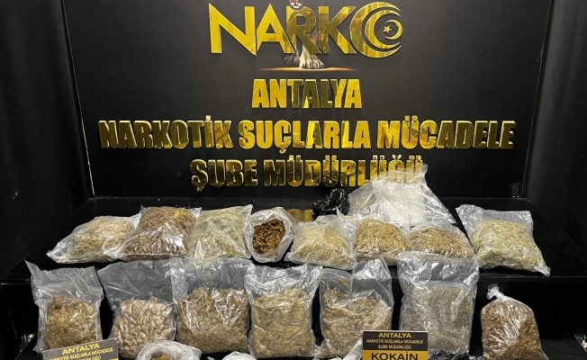 Antalya'da 8,5 kilogram esrar, 20 gram kokain maddesi ele geçirildi