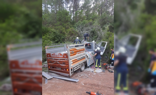 Antalya'da freni boşalan kamyonet devrildi: 2 ölü, 1 yaralı