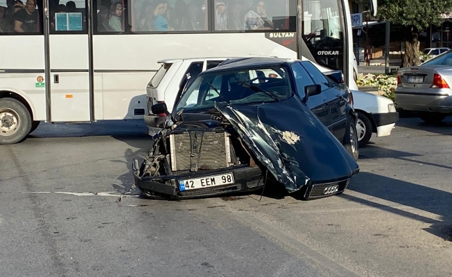 Antalya'da servis aracı otomobille çarpıştı: 12 yaralı