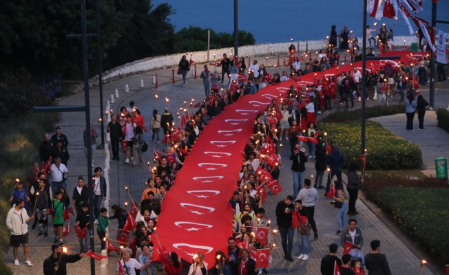 Antalya’da 400 metrelik dev Türk bayrağı açıldı, görsel şölen oluştu Antalya’da 400 metrelik dev Türk bayrağı açıldı, görsel şölen oluştu