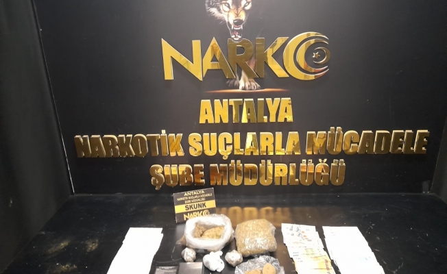 Antalya’da 5 kilo 272 gram esrar, 19 bin 881 adet extacy hap ele geçirildi Antalya’da 5 kilo 272 gram esrar, 19 bin 881 adet extacy hap ele geçirildi