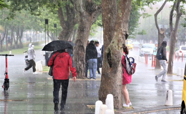Antalya’da aniden bastıran yağmur, dünyaca ünlü sahili saniyeler içerisinde boşalttı