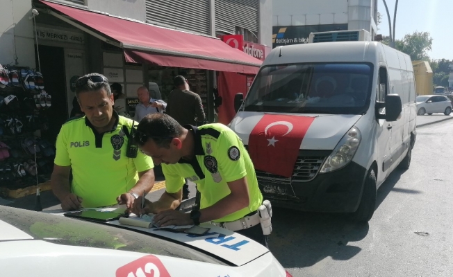 Aracına ceza yazılacağını öğrenince "Deprem bölgesine yardımdan dönüyorum" dedi ama ikna edemedi Aracına ceza yazılacağını öğrenince "Deprem bölgesine yardımdan dönüyorum" dedi ama ikna edemedi
