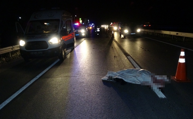 Bir otomobilin çarpıp diğer aracın üzerinden geçtiği yaya hayatını kaybetti Bir otomobilin çarpıp diğer aracın üzerinden geçtiği yaya hayatını kaybetti