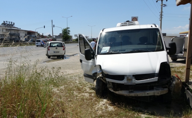  Kapalı kasa kamyonet ticari araçla kafa kafaya çarpıştı: 4 yaralı