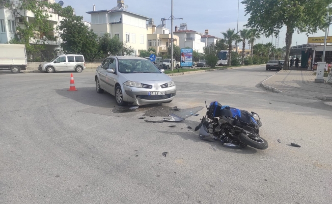 Motosiklet sürücüsü çarptığı otomobilin altında kalmaktan kıl payı kurtuldu Motosiklet sürücüsü çarptığı otomobilin altında kalmaktan kıl payı kurtuldu