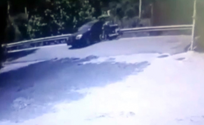 Motosiklet sürücüsü otomobilin üzerine uçarak yere düşüp yaralandı Motosiklet sürücüsü otomobilin üzerine uçarak yere düşüp yaralandı