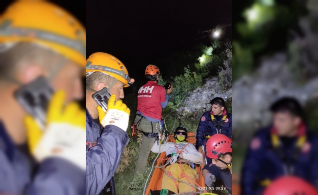 Paraşütle kayalıklara düşen turist 10 saat süren operasyonla kurtarıldı