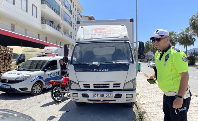 Park halindeki kamyonete çarptı
