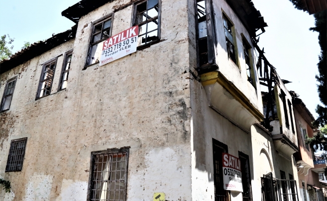 Satılık bina küle döndü Satılık bina küle döndü