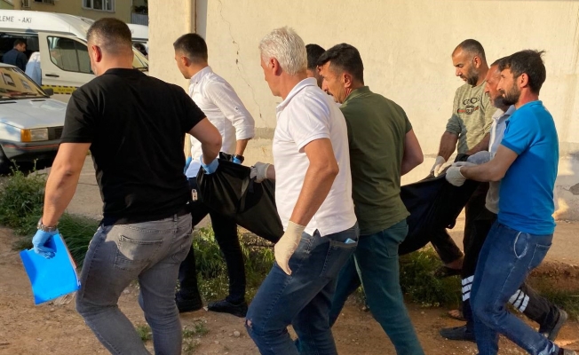 Tartıştığı eşini bıçaklayarak öldürüp yakınlarını aradı Tartıştığı eşini bıçaklayarak öldürüp yakınlarını aradı