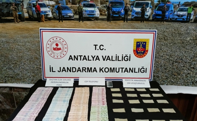 Uyuşturucu satışından elde edilen 25 bin 780 TL nakit para ele geçirildi Uyuşturucu satışından elde edilen 25 bin 780 TL nakit para ele geçirildi