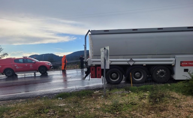 Akseki'de tırla kamyon çarpıştı: 1 yaralı Akseki'de tırla kamyon çarpıştı: 1 yaralı