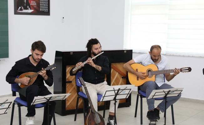 ALKÜ’de mandolin topluluğunun sesi Avrupa'dan duyuldu ALKÜ’de mandolin topluluğunun sesi Avrupa'dan duyuldu