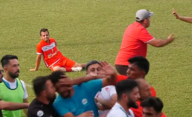 Amatör maçta saha bir anda karıştı, kavgayı ayıran yönetici başından yaralandı