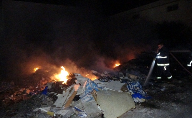  Antalya'da çöp ve hurdalık yangını korkuttu