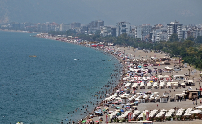 Antalya’da 300 bin kişilik bayram hareketi sahillere yansıdı, yoğunluk ikiye katlandı