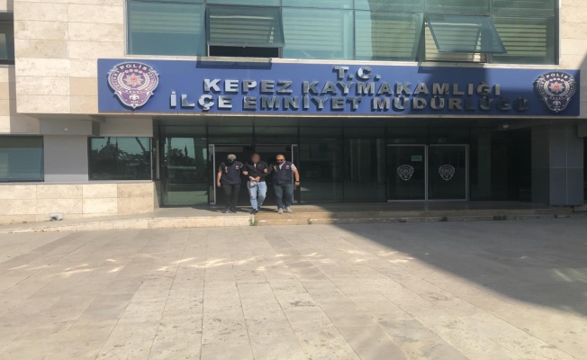 Antalya’da hapis cezası ile aranan şahıslar yakalandı Antalya’da hapis cezası ile aranan şahıslar yakalandı