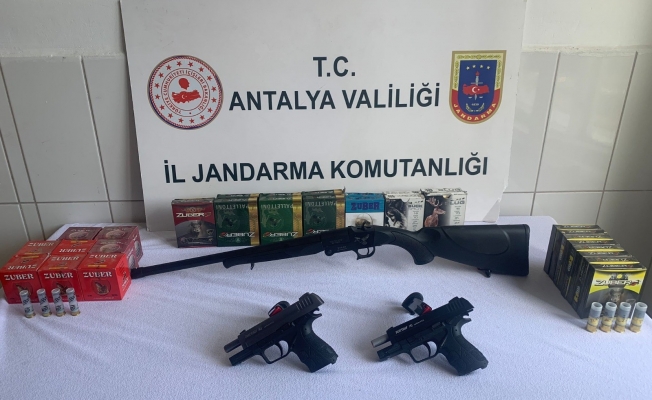 Antalya’da ruhsatsız tüfek ve tabanca ele geçirildi Antalya’da ruhsatsız tüfek ve tabanca ele geçirildi
