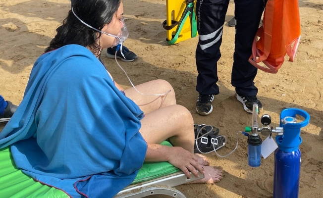 Boğulma tehlikesi geçiren 2 tatilciyi cankurtaranlar kurtardı
