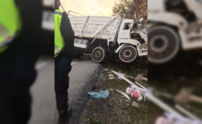 Kamyon kayalıklara çarptı Kamyon kayalıklara çarptı
