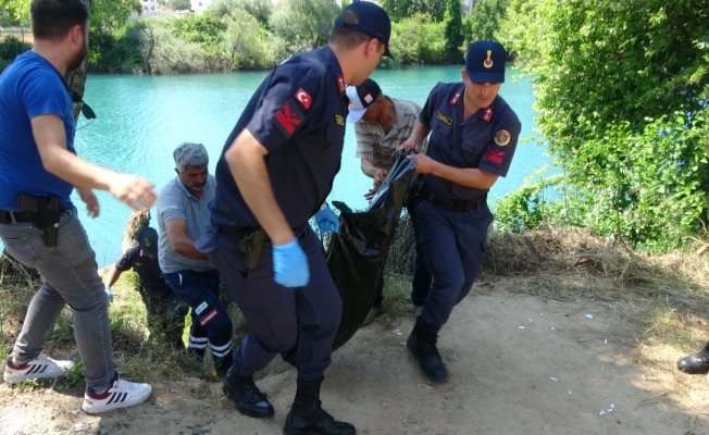 Manavgat Irmağı’nda sürüklenen kadın cesedi ekipleri harekete geçirdi Manavgat Irmağı’nda sürüklenen kadın cesedi ekipleri harekete geçirdi