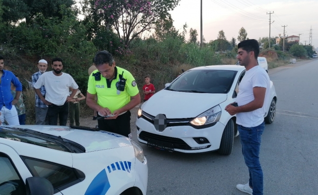 Plakasız otomobille kaza merakı pahalıya patladı! Plakasız otomobille kaza merakı pahalıya patladı!