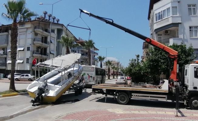 Tekne kazası kara yolunu kapattı Tekne kazası kara yolunu kapattı