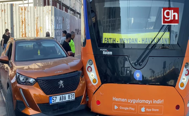 Tramvay ile cip çarpıştı, seferler aksadı Tramvay ile cip çarpıştı, seferler aksadı
