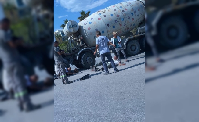 U' dönüşü yapan beton mikseri motosikletle çarpıştı