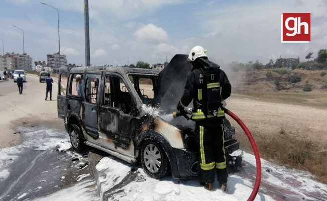 Yanan aracın sürücüsü canını zor kurtardı Yanan aracın sürücüsü canını zor kurtardı