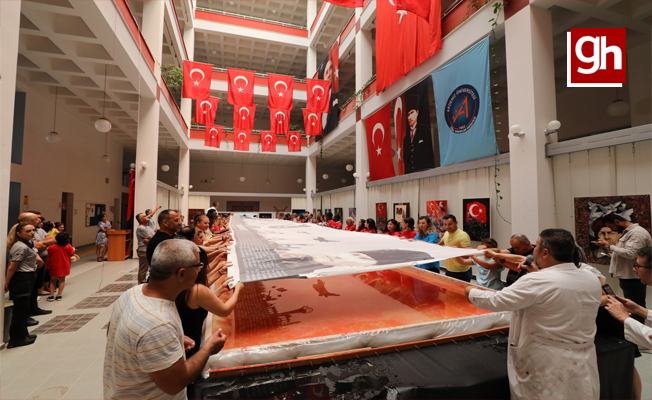 15 Temmuz'a 15 metrelik ebru çalışması