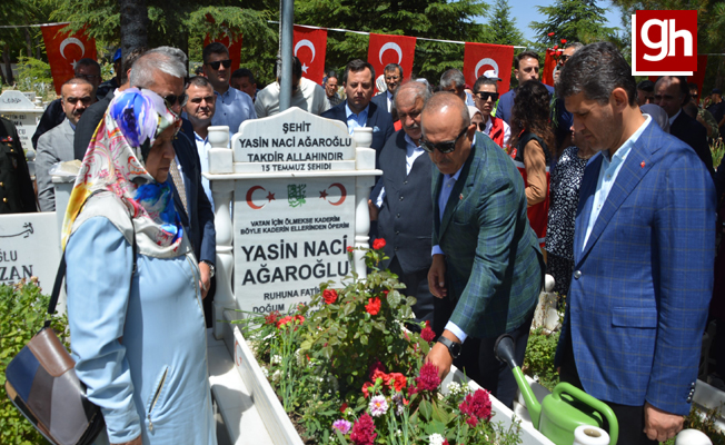 15 Temmuz Şehidi Ağaroğlu mezarı başında anıldı 15 Temmuz Şehidi Ağaroğlu mezarı başında anıldı