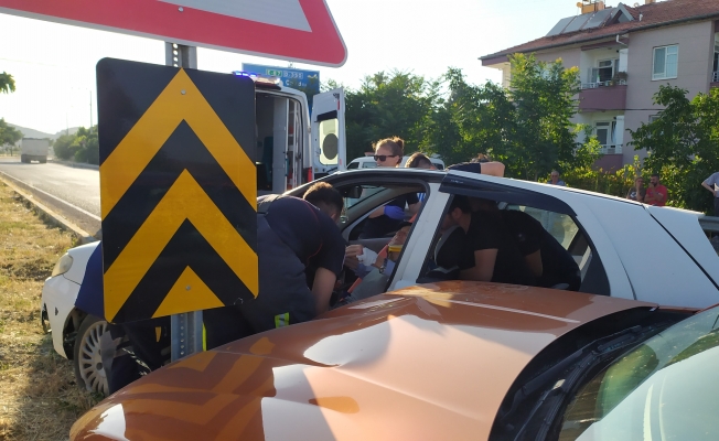 Antalya'da kontrolsüz kavşakta kaza: 3 yaralı Antalya'da kontrolsüz kavşakta kaza: 3 yaralı