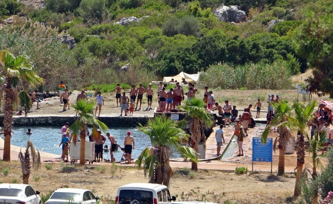 Antalya’daki şifalı su 5 dakikada çöl sıcağını unutturuyor, evlerine titreyerek gidiyorlar