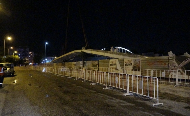 Köprüde yerine yerleştirilmek için kaldırılan köprünün tablası ortadan kırıldı