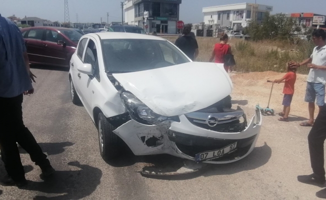 Otomobiller çarpıştı, yürüyen gençler ölümden kıl payı kurtuldu Otomobiller çarpıştı, yürüyen gençler ölümden kıl payı kurtuldu