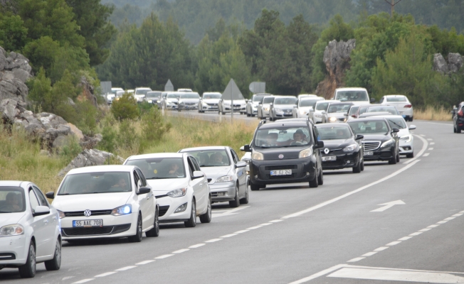 Tatil dönüşü Antalya-Konya karayolunda trafik yoğunluğu Tatil dönüşü Antalya-Konya karayolunda trafik yoğunluğu