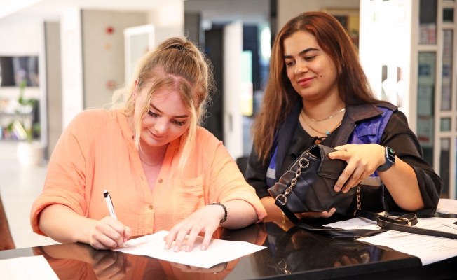 Zabıtalar bulduğu çantayı İngiliz turiste teslim etti Zabıtalar bulduğu çantayı İngiliz turiste teslim etti