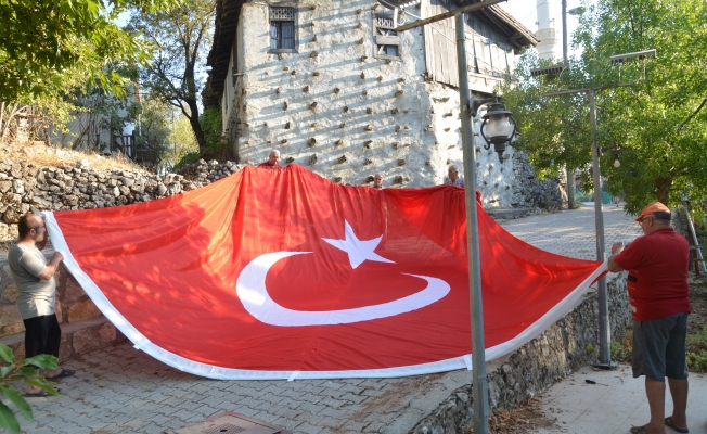  54 haneli mahallede 54 metrekarelik Türk bayrağı