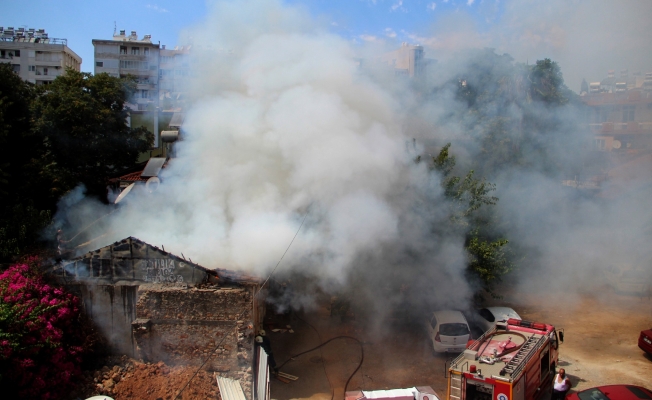 Alev alev yanan tarihi ev mahalleliyi sokağa döktü